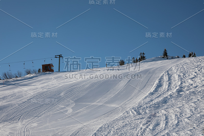 雪山滑雪场的景色。在侧面安装了安全网。