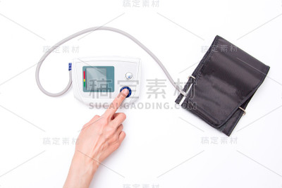 用电子眼压计将手隔离在白色上