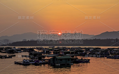 港口的海水养殖木筏