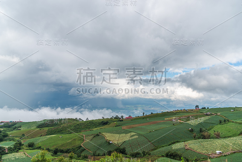 山地景观与雾和云景