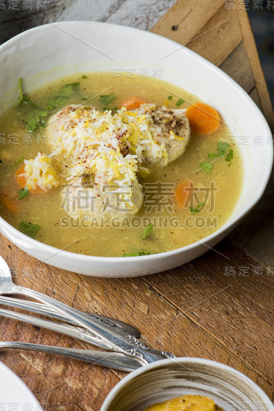 未发酵面包球汤。由鸡肉或蔬菜高汤和无酵丸子做成的经典汤。经典美国餐厅或餐厅的最爱。自制鸡汤，面条，芹
