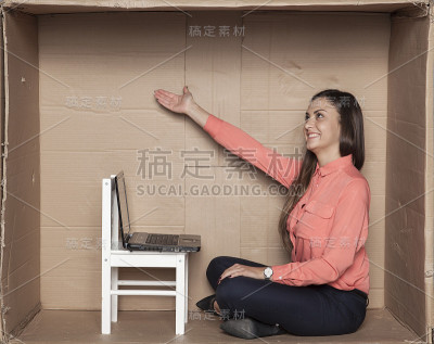 雇员展示他的新工作场所