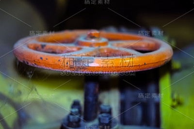 红色的旧轮子。锁定机制。细节。特写镜头。