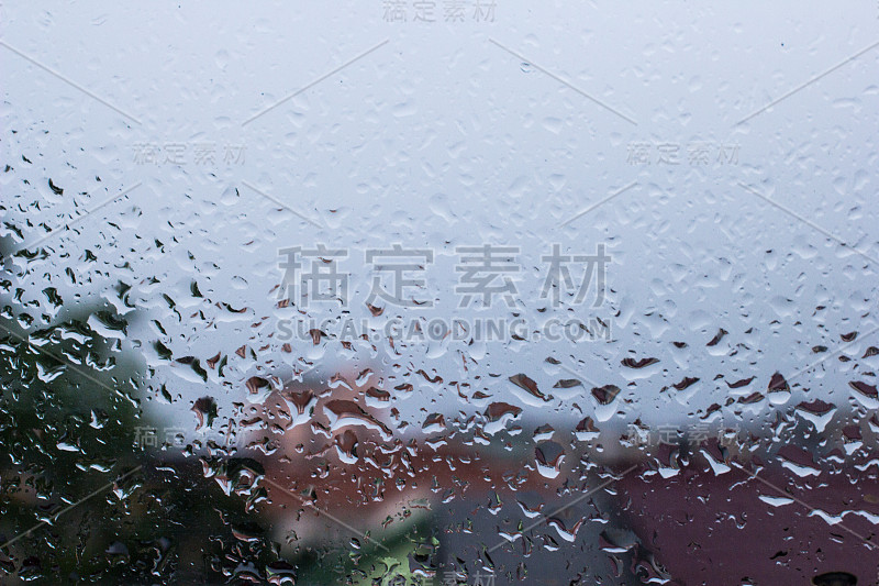 小雨打在玻璃上。窗外