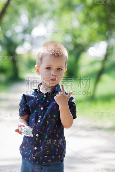 有趣的小男孩在吃巧克力