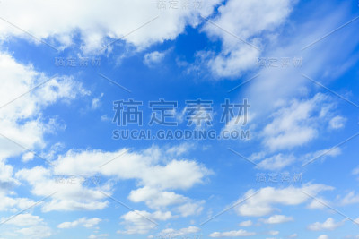 蓝色天空背景的云彩。