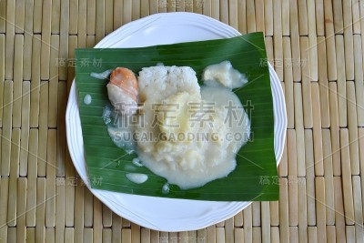 榴莲配香蕉叶椰浆糯米饭