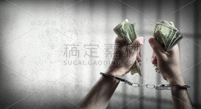 因贪污而被捕，手持美元