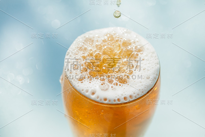 杯子里的啤酒，溅，滴