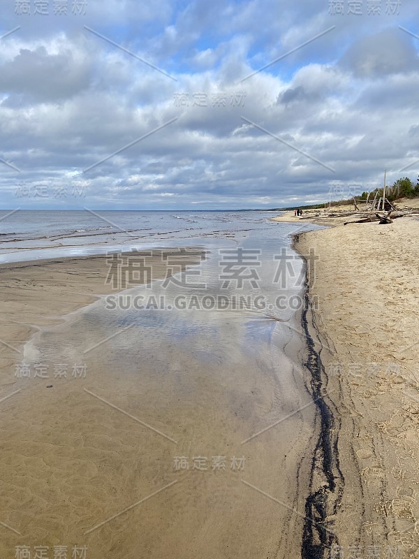 波罗的海秋季海岸，拉脱维亚高加河卡尼卡瓦海滩