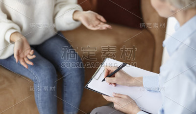 心理学家与病人交谈在办公室里做笔记，裁剪