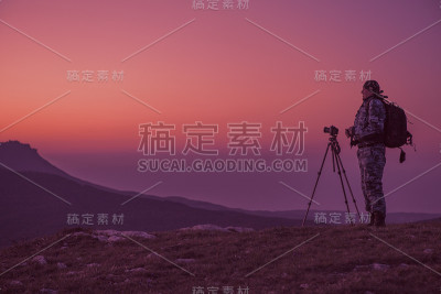 海边一个男摄影师的剪影
