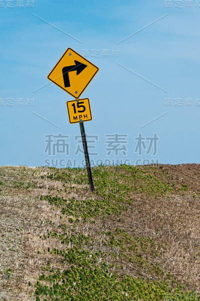 弯曲限速标志