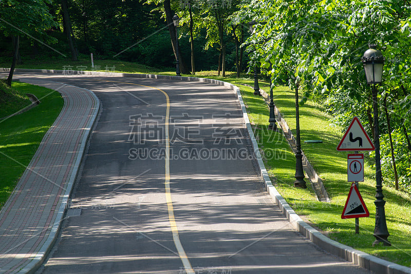 在春天的大城市中心公园的风景。在自然光的氛围中