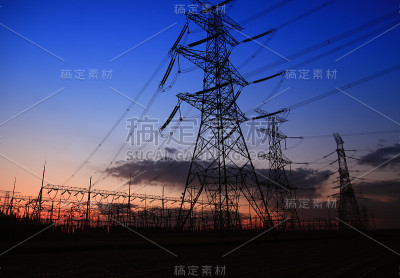 夜间输电塔的剪影