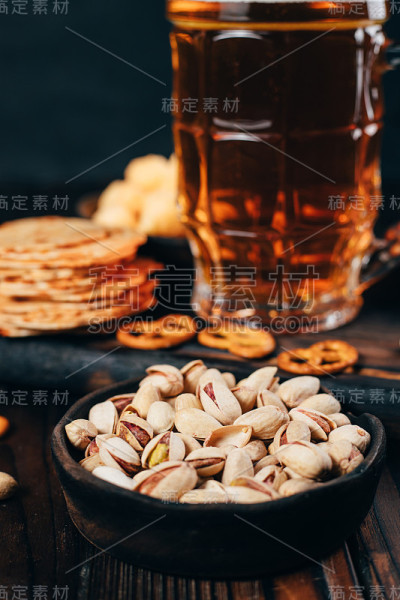 淡啤酒和咸的传统开胃菜