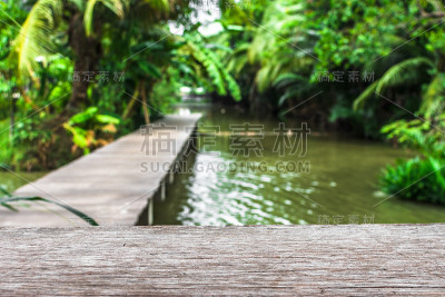 木地板台面具有自然的花纹纹理。空模板木板可以用作背景。