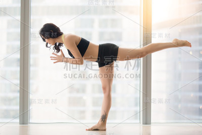 《勇士3》中年轻迷人的女人对着落地窗摆姿势
