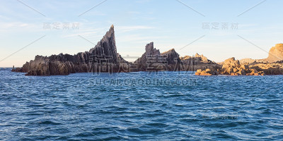 日落时分，海山肌理。全景视图。