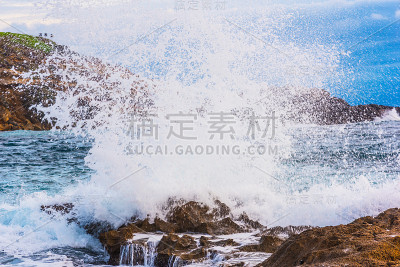 一个海浪撞击岩石的特写