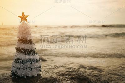 海滩上的圣诞树