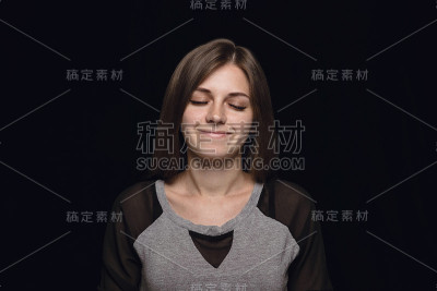 近距离肖像的年轻女子孤立在黑色工作室背景