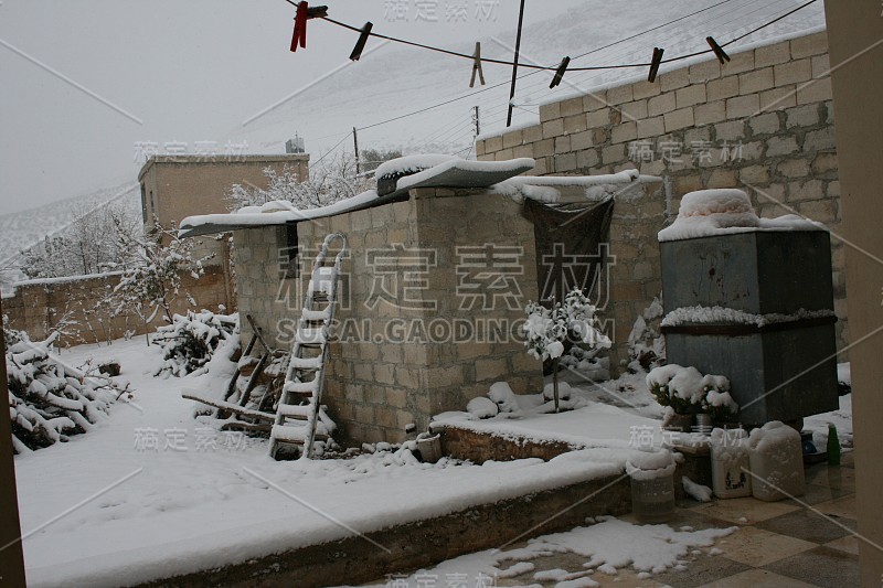 雪在库尔德斯坦的一个小山村