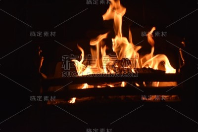 跳舞的火焰的节日的原木火。