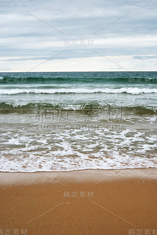 海滩上波涛汹涌的海水