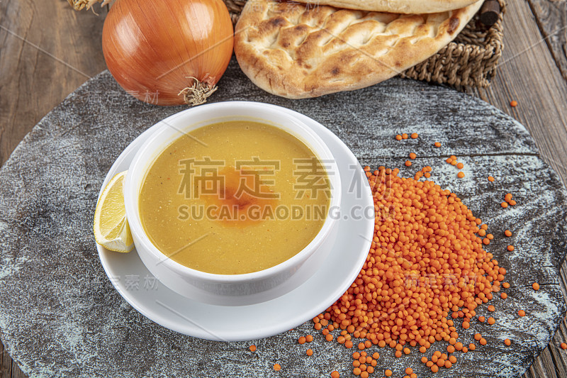 木桌上的红扁豆汤(土耳其语:Mercimek Çorbası)。