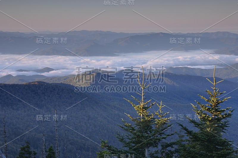 日出和大雾笼罩着大烟山。