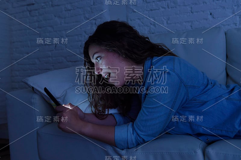 女人躺在沙发上用手机上网成瘾的概念