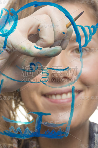 插画水彩画在玻璃上。从低角度拍摄，