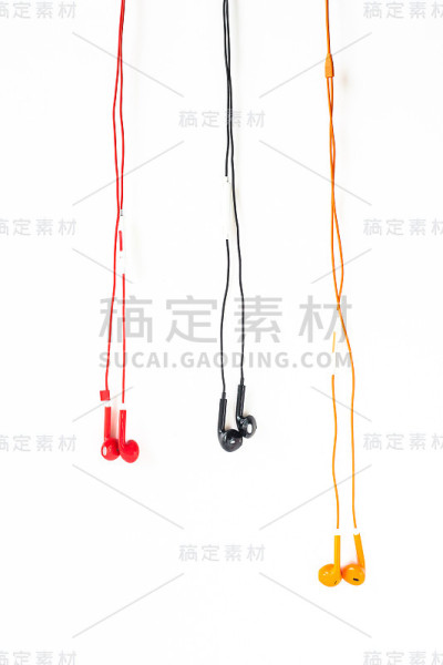 白色背景的彩色耳机。