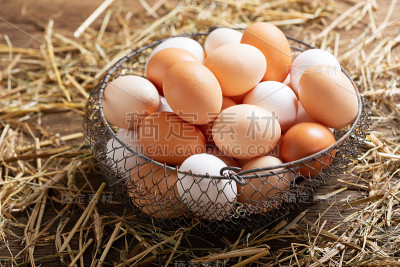一篮子色彩鲜艳的新鲜鸡蛋