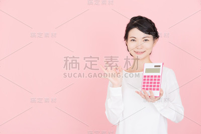 年轻女子有一个电子计算器