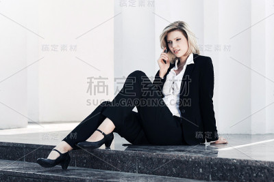 时尚女商人打来的电话