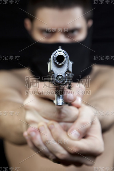 指向一个枪