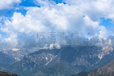 美丽的山间日落