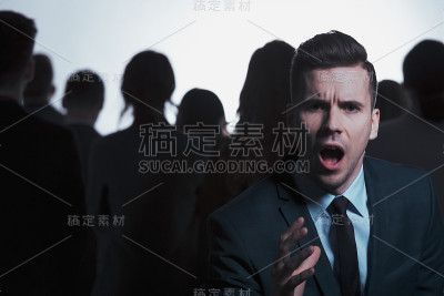商人在人群中尖叫