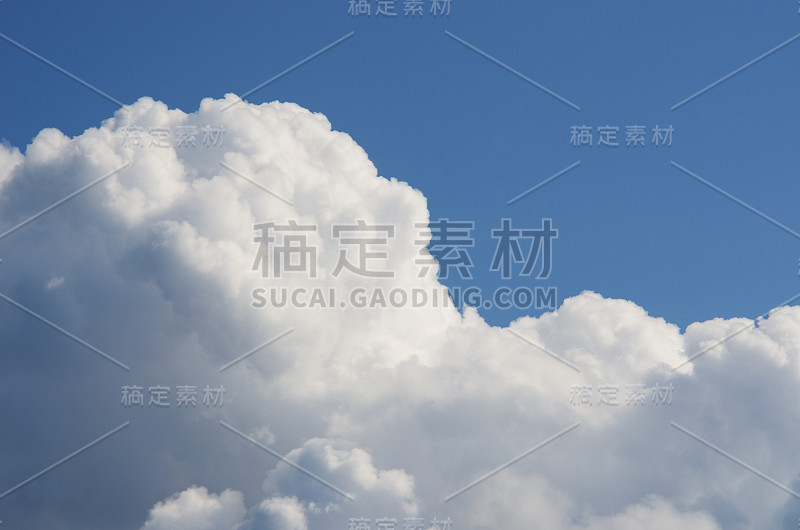 经典的cloudscape。蓝色的天空，点缀着白云