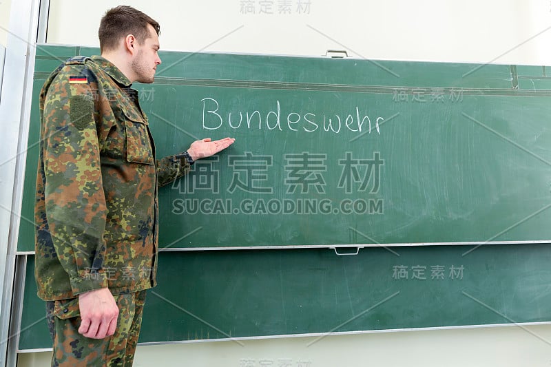 一名德国士兵站在教室里。德语单词Bundeswehr，意思是德国军队。