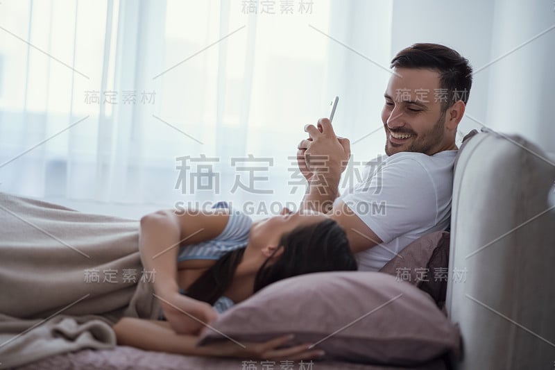 丈夫对妻子不忠。