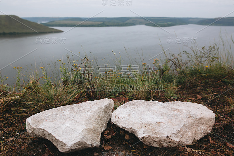 从悬崖上看大湖的美丽景色。两石头，野花在山上和河景观。乌克兰的Bakota湖和Dnister河。旅游