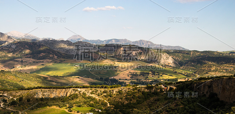 隆达西部的群山和田野的全景。