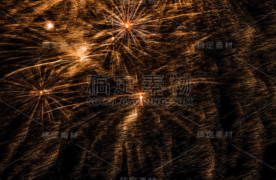 2018年新年倒计时，夜空中燃放烟花