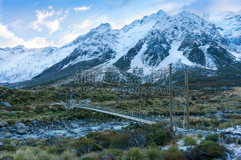 在有吊桥和雪山的山区徒步旅行