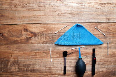 从上面木质背景上清洗相机的设备