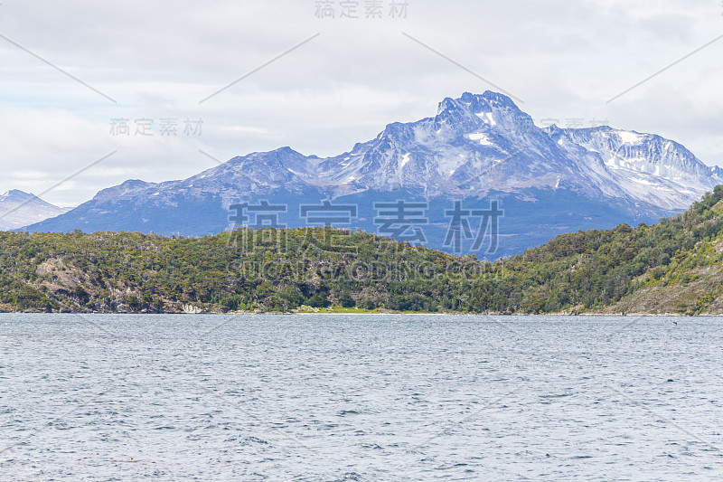 森林，山脉和小猎犬海峡在海岸小径，火地岛国家公园