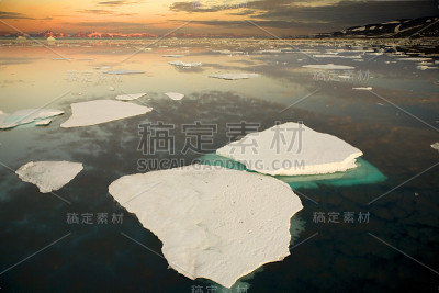 格陵兰岛凌晨2点美丽的冰山景观